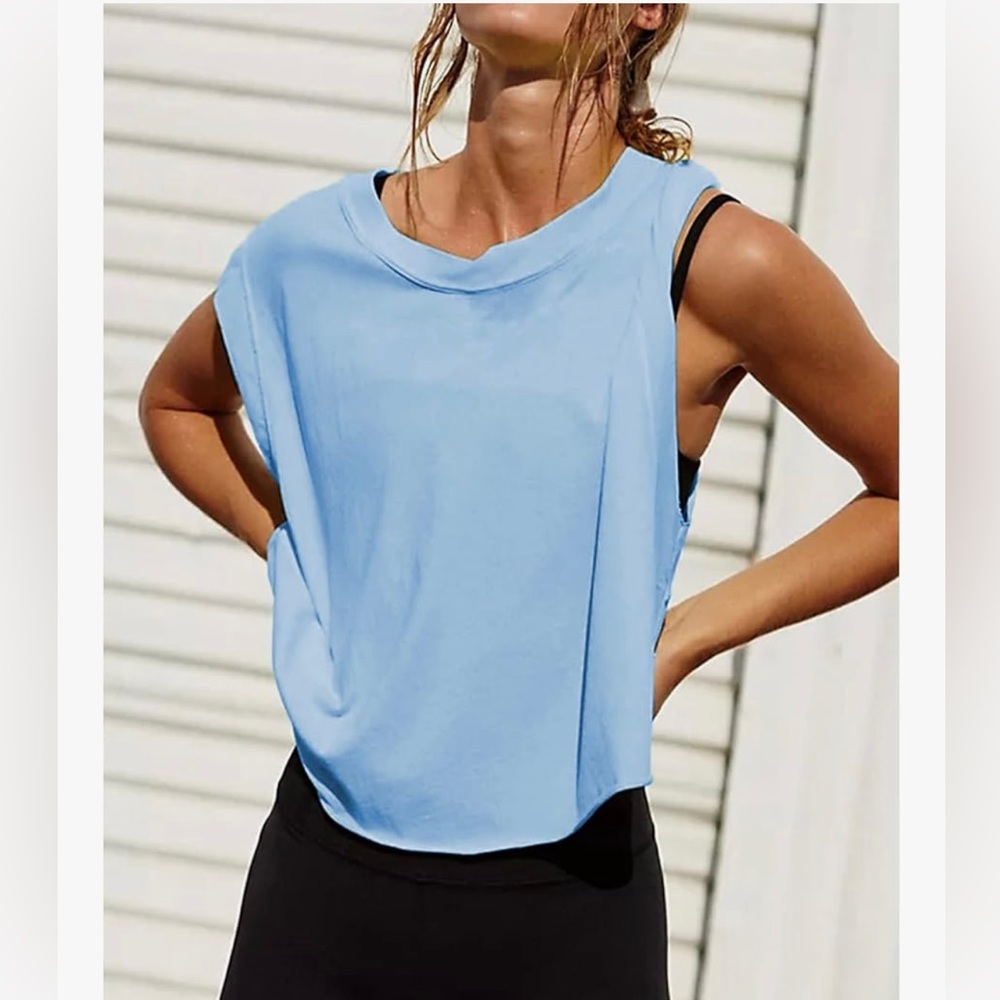 Oversized cropped tank top 🩵